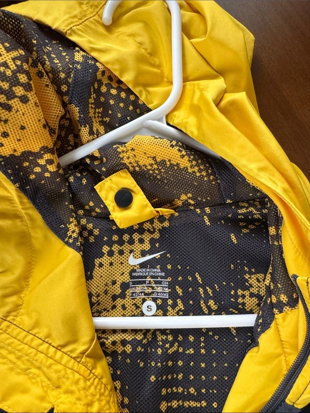 Nike Men's Gray Windbreaker with Yellow Hood and Swoosh